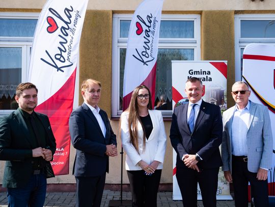 Podpisanie umowy na termomodernizację szkoły podstawowej w Parznicach (zdjęcia)