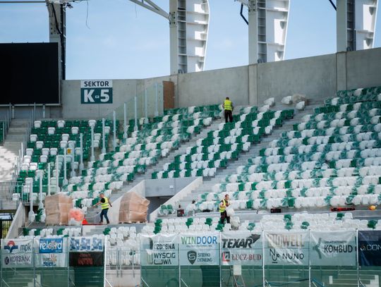 Montaż krzesełek na Stadionie przy Struga (zdjęcia)