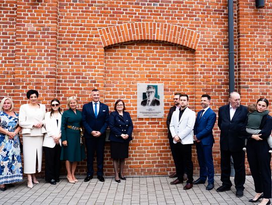 Odsłonięcie tablicy upamiętniającej dyrektora MCSW Elektrownia Włodzimierza Pujanka (zdjęcia) Odsłonięcie tablicy upamiętniającej dyrektora MCSW Elektrownia Włodzimierza Pujanka (zdjęcia)