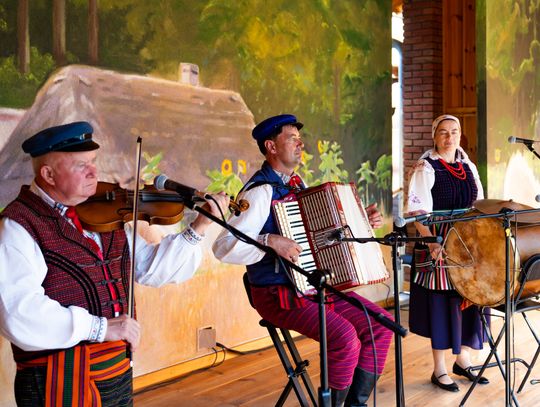 Potańcówka pod dębem  w Muzeum Wsi Radomskiej (zdjęcia)