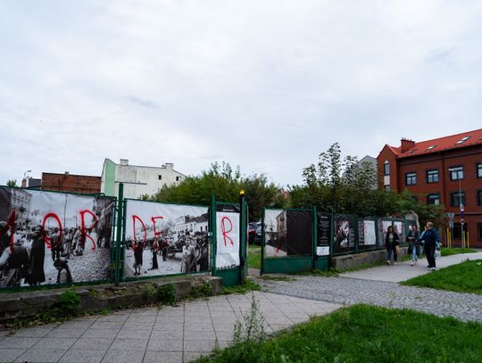 Zdewastowana wystawa plenerowa poświęcona radomskim Żydom - ofiarom Holocaustu (zdjęcia)