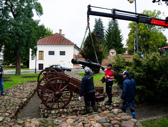 Armaty po renowacji wróciły na swoje miejsce przy Zamku Królewskim (zdjęcia)