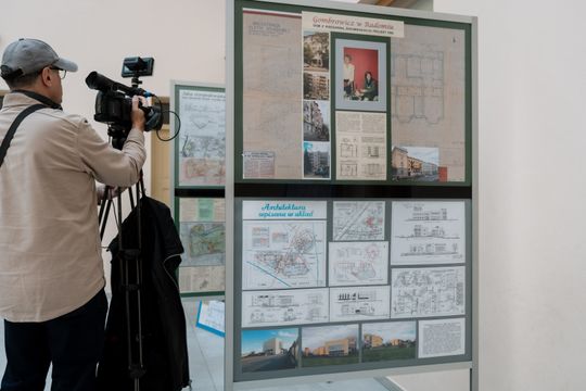 Otwarcie wystawy jubileuszowej 50 lat pracy architekta Bogusława Bluma-Ochońskiego 008.jpg Otwarcie wystawy jubileuszowej 50 lat pracy architekta Bogusława Bluma-Ochońskiego 008.jpg