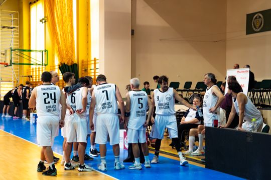 Jubileusz 120 lecia istnienia IV LO im. dra Tytusa Chałubińskiego - mecz koszykówki (zdjęcia)