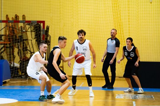 Jubileusz 120 lecia istnienia IV LO im. dra Tytusa Chałubińskiego - mecz koszykówki (zdjęcia)