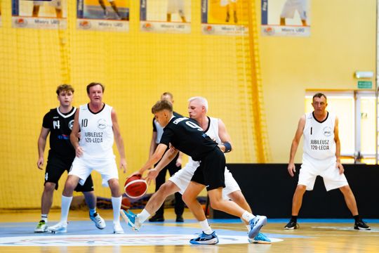 Jubileusz 120 lecia istnienia IV LO im. dra Tytusa Chałubińskiego - mecz koszykówki (zdjęcia)