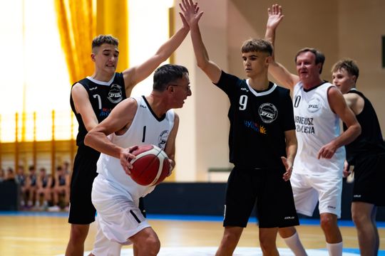 Jubileusz 120 lecia istnienia IV LO im. dra Tytusa Chałubińskiego - mecz koszykówki (zdjęcia)