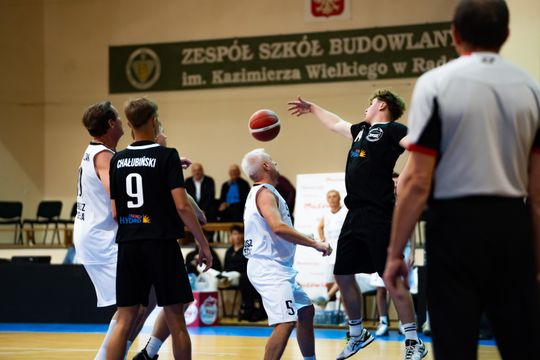 Jubileusz 120 lecia istnienia IV LO im. dra Tytusa Chałubińskiego - mecz koszykówki (zdjęcia)