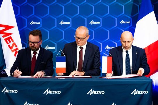 Podpisanie porozumienia o współpracy pomiędzy PGZ S.A., MESKO S.A. a EURENCO (zdjęcia) Podpisanie porozumienia o współpracy pomiędzy PGZ S.A., MESKO S.A. a EURENCO (zdjęcia)