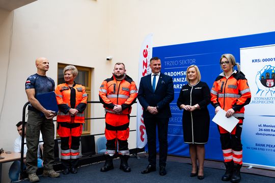 Uroczystość zakończenia szkolenia z samoobrony dla ratowników medycznych „Bezpieczny Radom – bezpieczny Ratownik II” (zdjęcia)