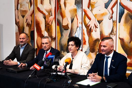 Konferencja prasowa dot. przekazania 7 obrazów Wojciecha Fangora dla MCSW Elektrownia (zdjęcia)