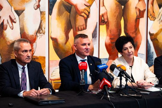 Konferencja prasowa dot. przekazania 7 obrazów Wojciecha Fangora dla MCSW Elektrownia (zdjęcia)