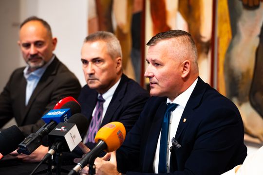 Konferencja prasowa dot. przekazania 7 obrazów Wojciecha Fangora dla MCSW Elektrownia (zdjęcia)