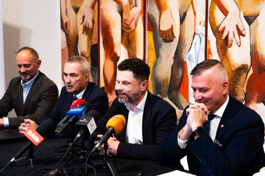 Konferencja prasowa dot. przekazania 7 obrazów Wojciecha Fangora dla MCSW Elektrownia (zdjęcia)