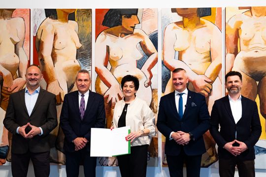 Konferencja prasowa dot. przekazania 7 obrazów Wojciecha Fangora dla MCSW Elektrownia (zdjęcia)