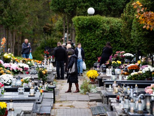 Wszystkich Świętych na wybranych radomskich cmentarzach (zdjęcia)