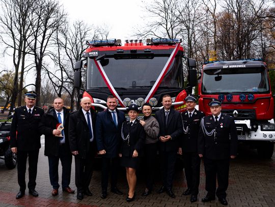 Przekazanie nowego wozu strażackiego dla OSP Borkowice (zdjęcia)