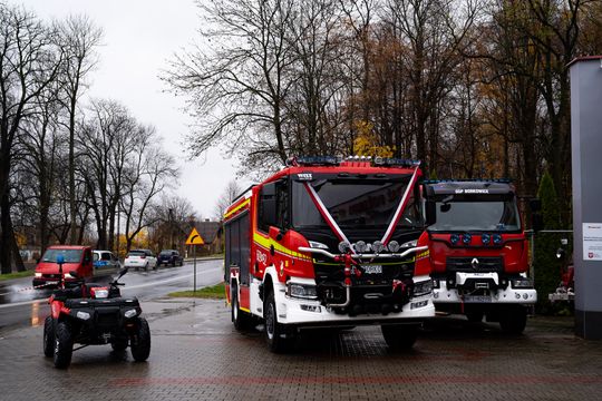 Przekazanie nowego wozu strażackiego dla OSP Borkowice (zdjęcia)