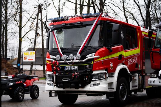 Przekazanie nowego wozu strażackiego dla OSP Borkowice (zdjęcia)