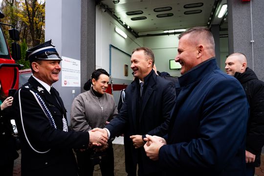 Przekazanie nowego wozu strażackiego dla OSP Borkowice (zdjęcia)