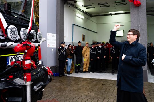 Przekazanie nowego wozu strażackiego dla OSP Borkowice (zdjęcia)