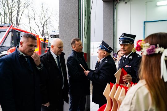 Przekazanie nowego wozu strażackiego dla OSP Borkowice (zdjęcia)