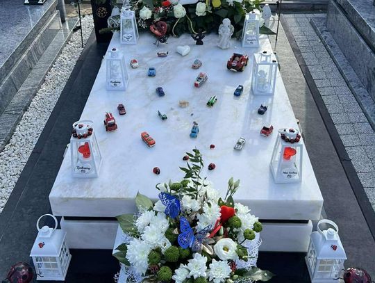 Okradziony grób dziecka na cmentarzu na Firleju