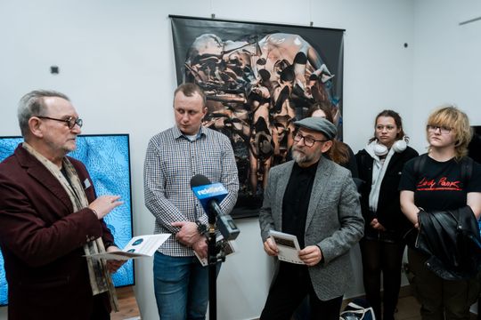 Wernisaż wystawy Lecha Polcyna pt. Po za granicą trójwymiaru 013.jpg Wernisaż wystawy Lecha Polcyna pt. Po za granicą trójwymiaru 013.jpg