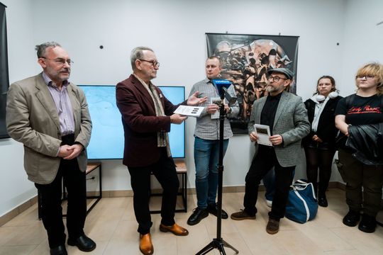 Wernisaż wystawy Lecha Polcyna pt. Po za granicą trójwymiaru 015.jpg Wernisaż wystawy Lecha Polcyna pt. Po za granicą trójwymiaru 015.jpg