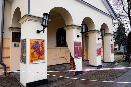 Budynek "Łaźni" uszkodzony w wypadku (zdjęcia)