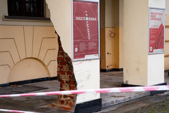 Budynek "Łaźni" uszkodzony w wypadku (zdjęcia)