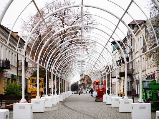 Instalacja tunelu świetlnego na ul. Żeromskiego (zdjęcia)