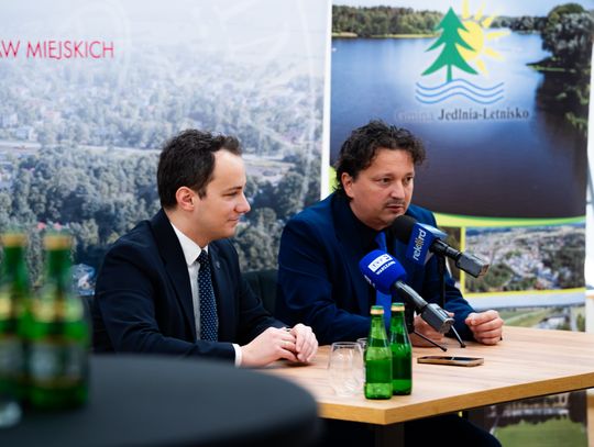 Konferencja prasowa dot. dofinansowania na budowę kompleksu sportowego Orlik w Gzowicach (zdjęcia)