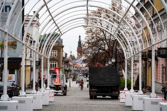 Instalacja tunelu świetlnego na ul. Żeromskiego (zdjęcia)