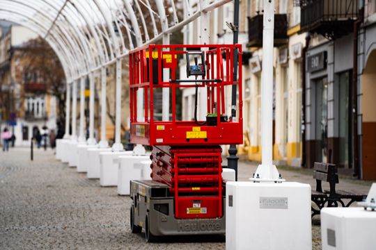 Instalacja tunelu świetlnego na ul. Żeromskiego (zdjęcia)
