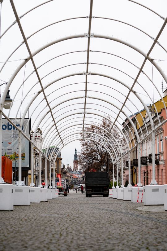 Instalacja tunelu świetlnego na ul. Żeromskiego (zdjęcia)