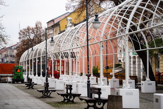 Instalacja tunelu świetlnego na ul. Żeromskiego (zdjęcia)