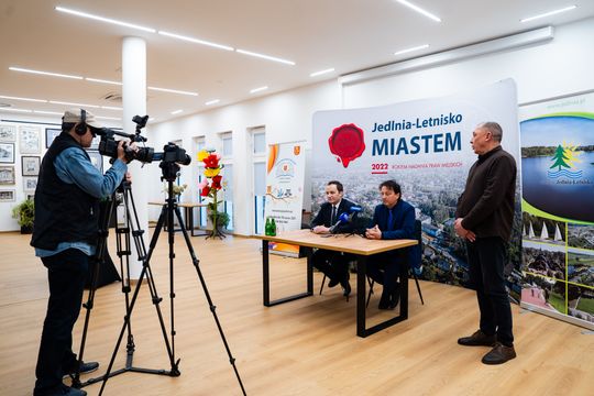 Konferencja prasowa dot. dofinansowania na budowę kompleksu sportowego Orlik w Gzowicach (zdjęcia)