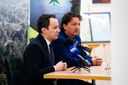 Konferencja prasowa dot. dofinansowania na budowę kompleksu sportowego Orlik w Gzowicach (zdjęcia)