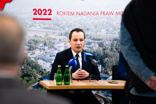 Konferencja prasowa dot. dofinansowania na budowę kompleksu sportowego Orlik w Gzowicach (zdjęcia)