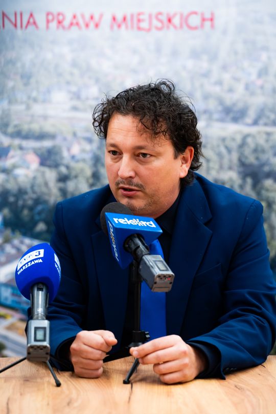 Konferencja prasowa dot. dofinansowania na budowę kompleksu sportowego Orlik w Gzowicach (zdjęcia)