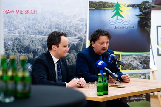 Konferencja prasowa dot. dofinansowania na budowę kompleksu sportowego Orlik w Gzowicach (zdjęcia)