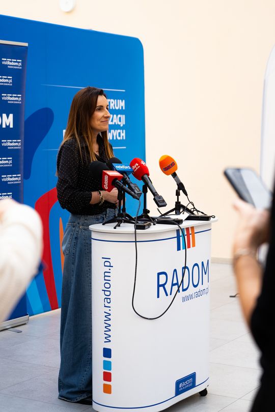 Konferencja prasowa zapowiadająca wydarzenie „Świąteczna Kraina – Kiermasz Radomskich NGO” (zdjęcia)