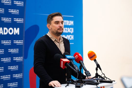 Konferencja prasowa zapowiadająca wydarzenie „Świąteczna Kraina – Kiermasz Radomskich NGO” (zdjęcia)