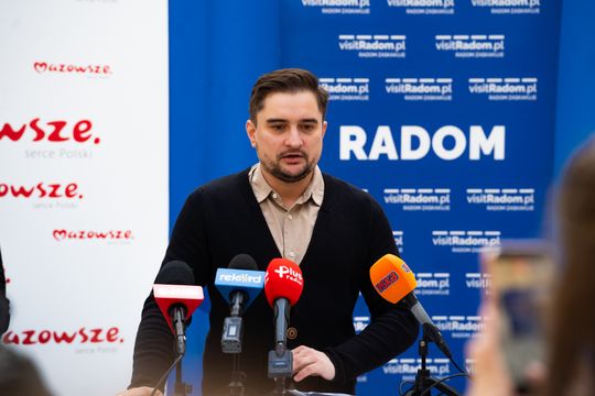 Konferencja prasowa zapowiadająca wydarzenie „Świąteczna Kraina – Kiermasz Radomskich NGO” (zdjęcia)
