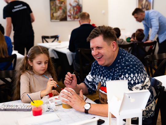 Malowanie bombek na rzecz zbiórki dla Julii (zdjęcia)