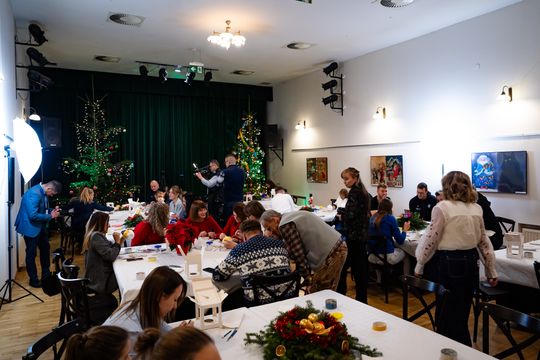 Malowanie bombek na rzecz zbiórki dla Julii (zdjęcia)