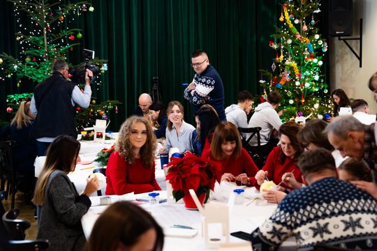 Malowanie bombek na rzecz zbiórki dla Julii (zdjęcia)