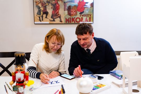 Malowanie bombek na rzecz zbiórki dla Julii (zdjęcia)