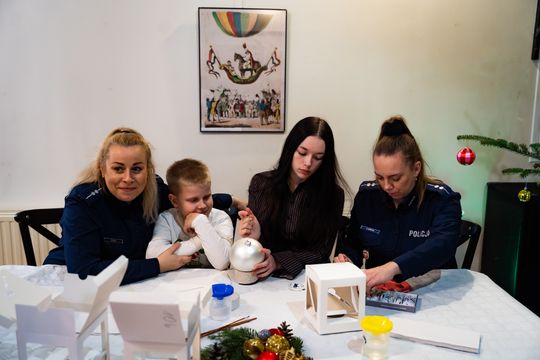 Malowanie bombek na rzecz zbiórki dla Julii (zdjęcia)